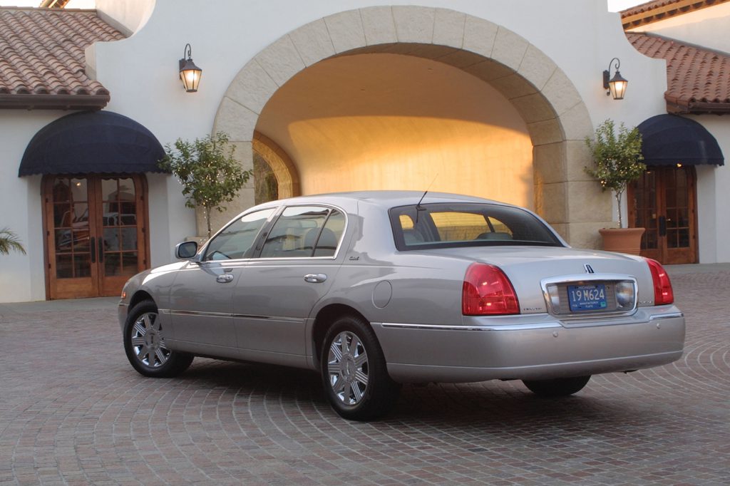 2004 lincoln town car cartier