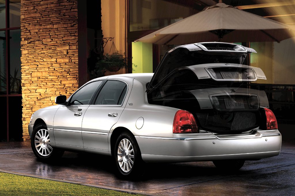 2011 lincoln town car cartier