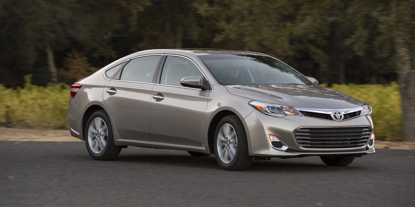 2015 Toyota Avalon | Consumer Guide Auto