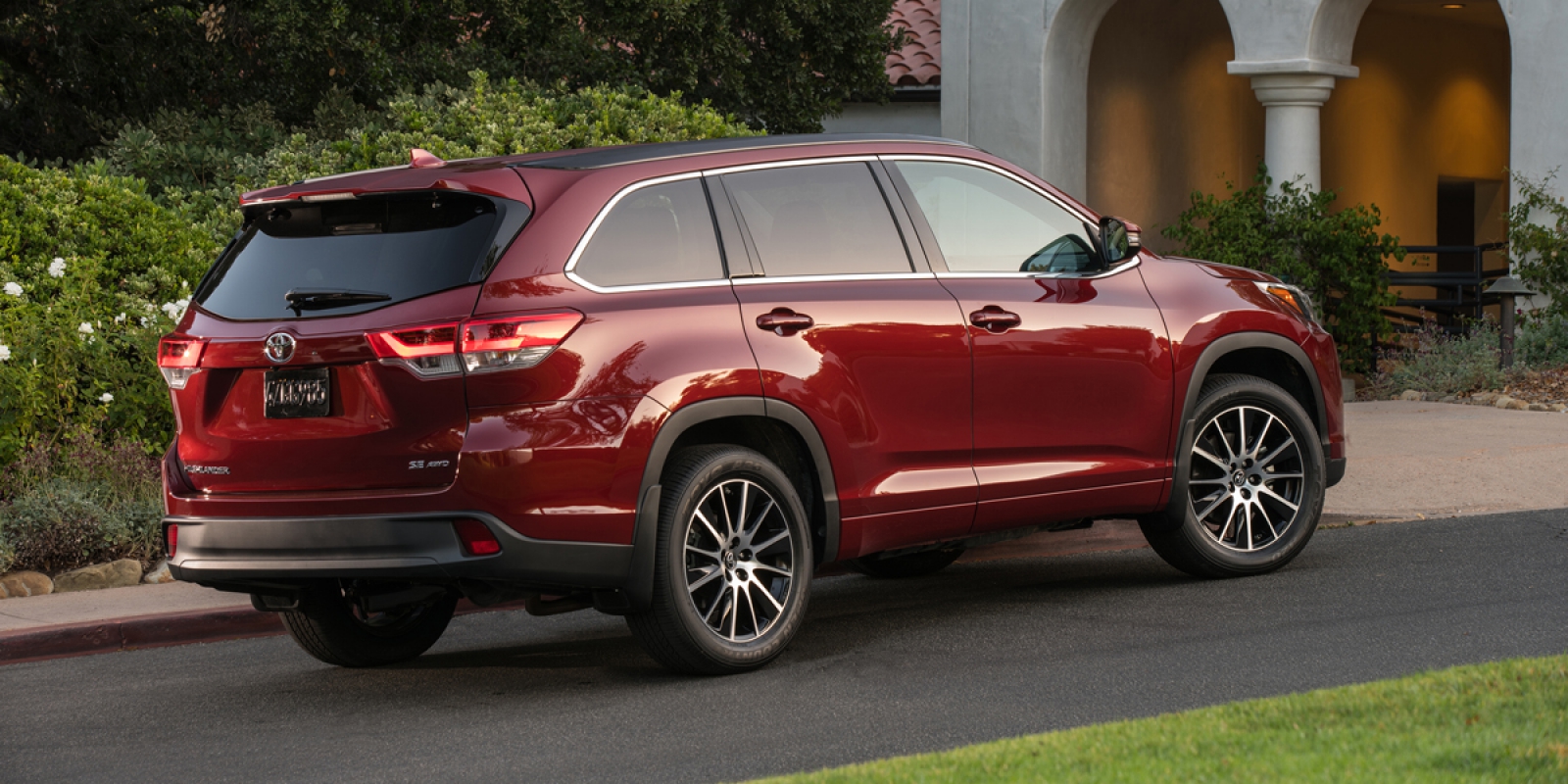 2019 Toyota Highlander | Consumer Guide Auto