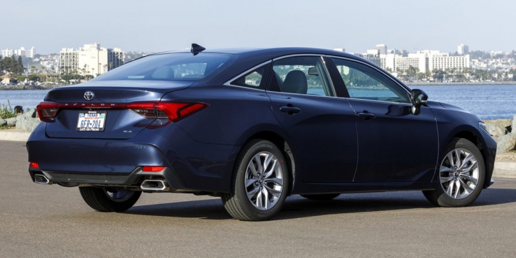 2022 Toyota Avalon | Consumer Guide Auto