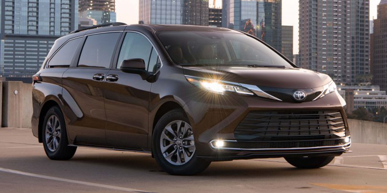 2022 Toyota Sienna | Consumer Guide Auto