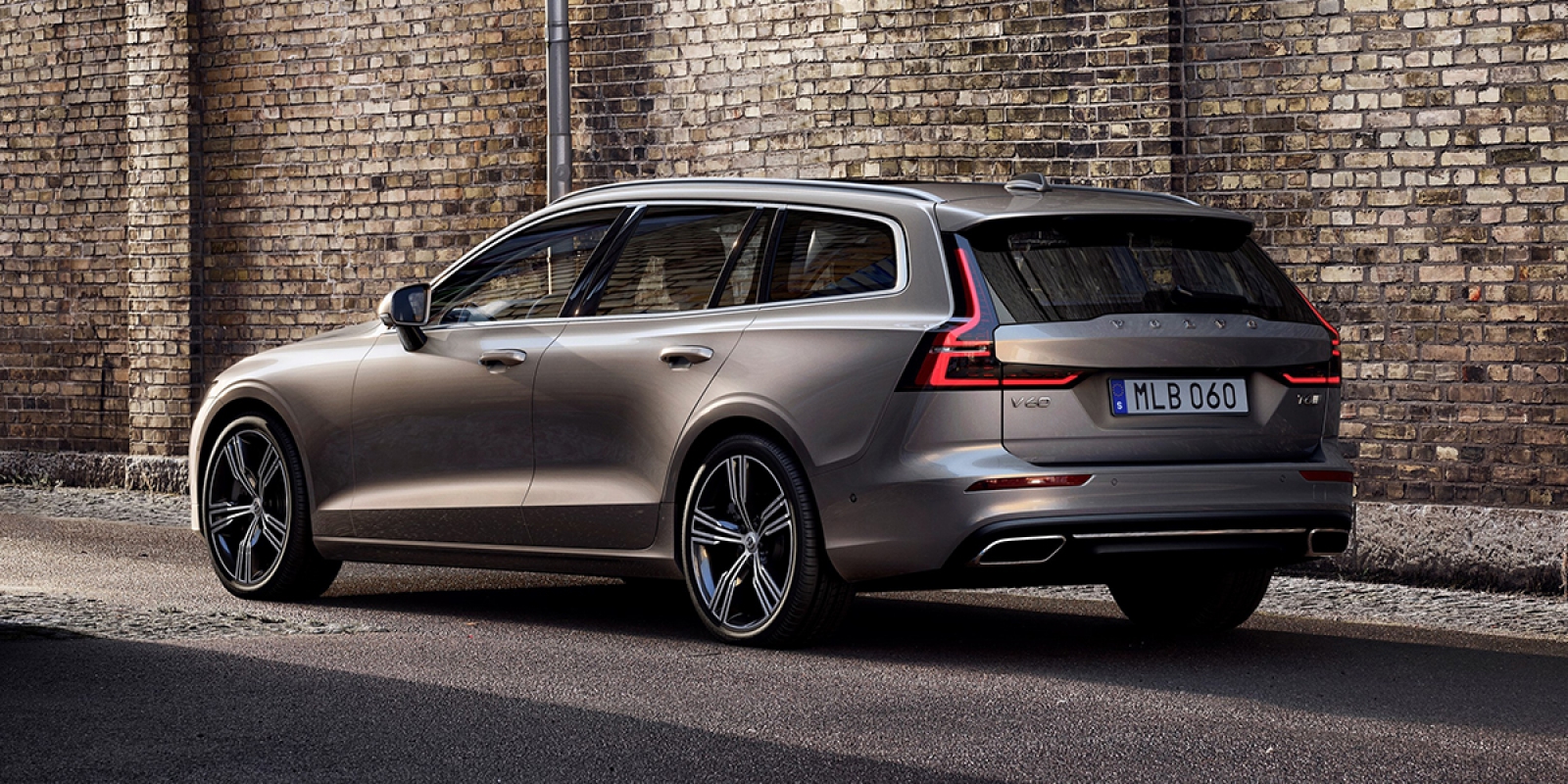 2021 Volvo V60 | Consumer Guide Auto