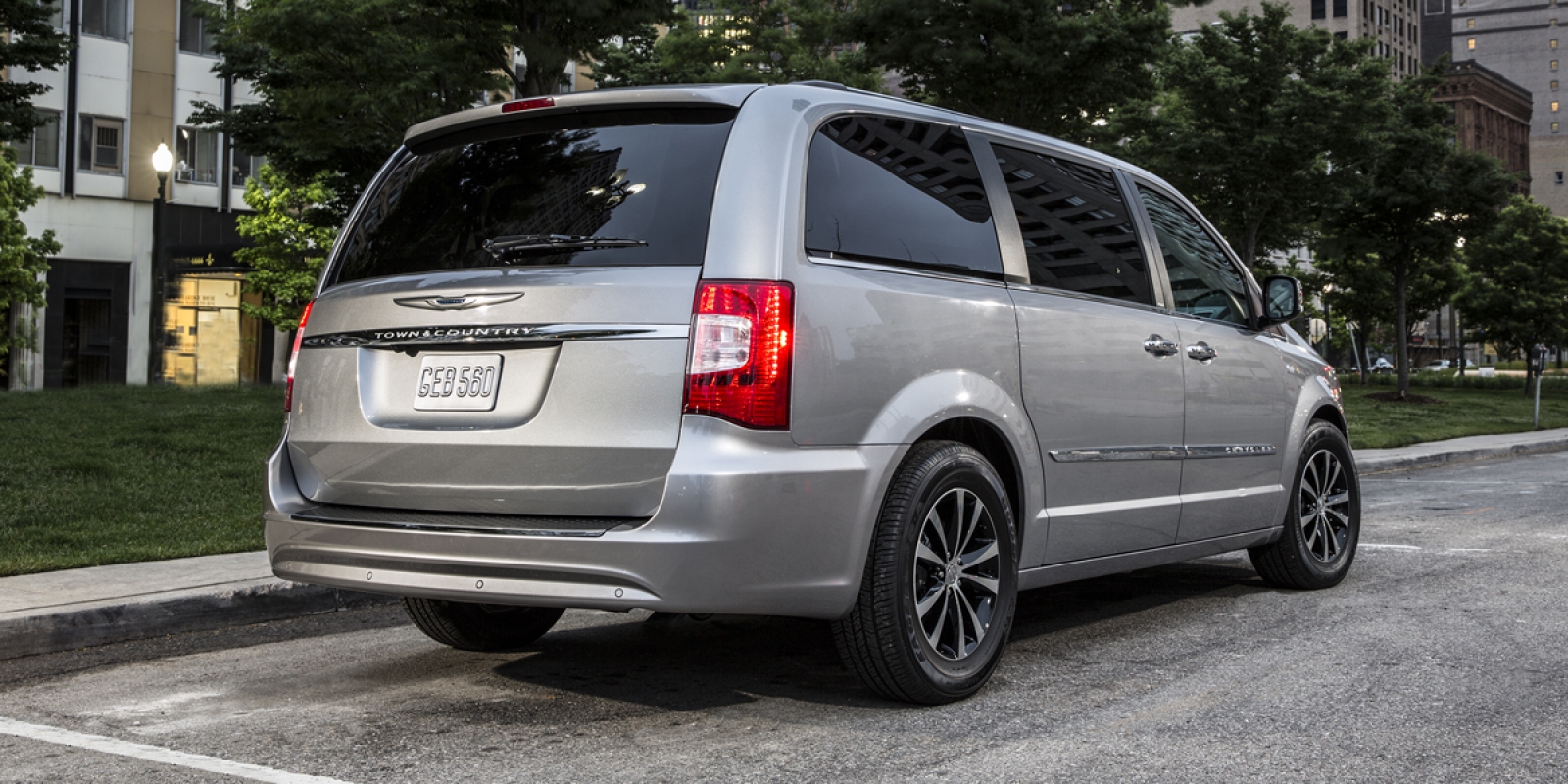 2015 Chrysler Town & Country Consumer Guide Auto